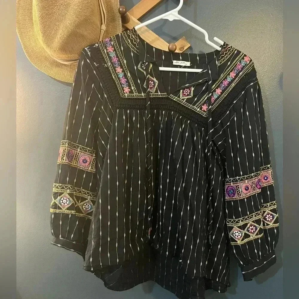 Ultra Pink brand- Bohemian Style Top, Embroidery and Balloon Sleeves Sz M - Picture 1 of 2